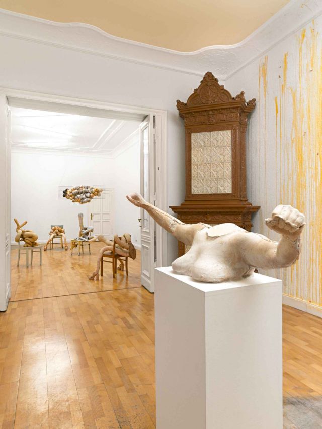 Sarah Lucas, FunQroc (Exhibition view at CFA), 2017. Photo: Jochen Littkemann